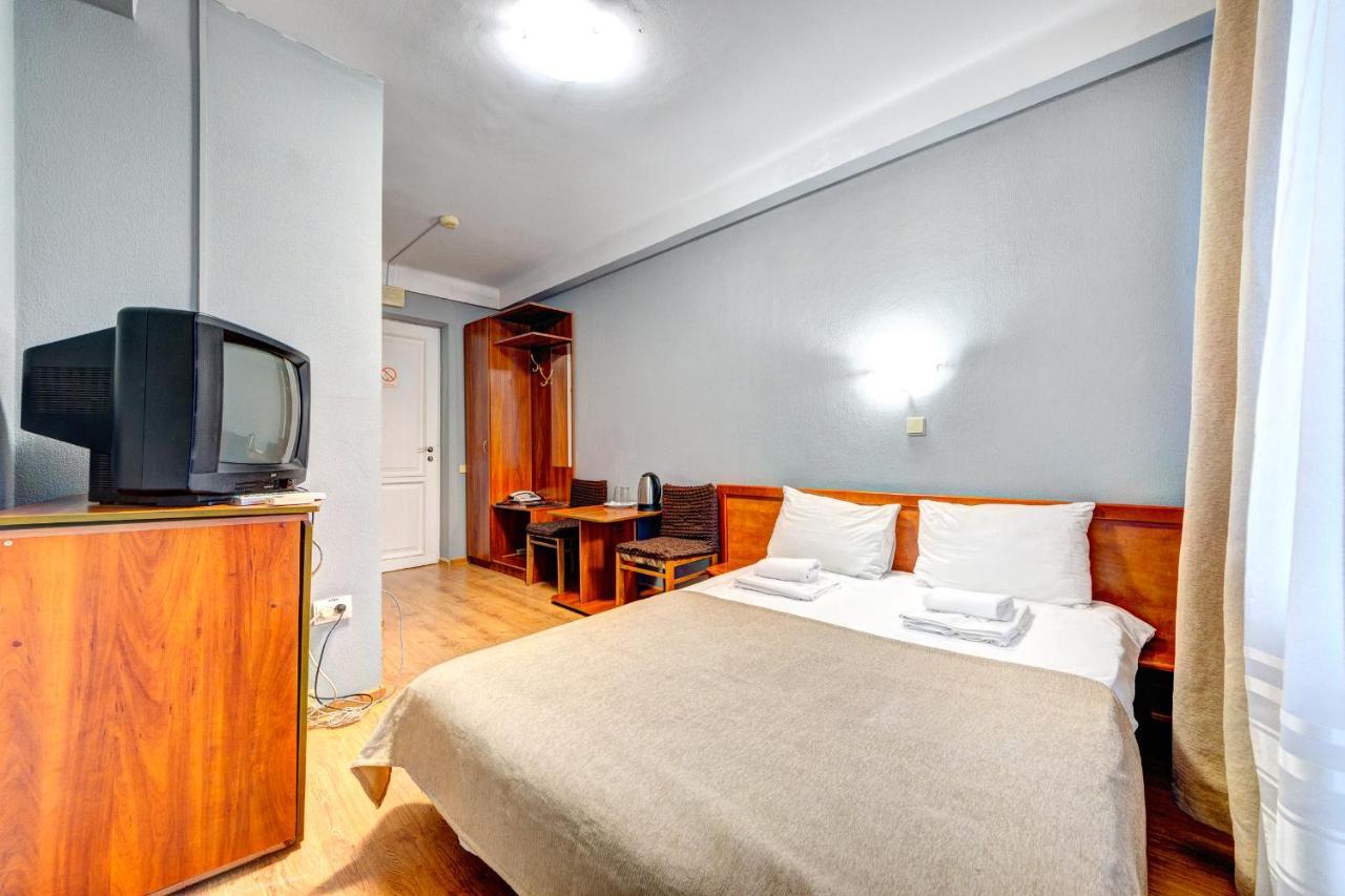 Holosiyvsky Hotel Kyiv Exterior photo